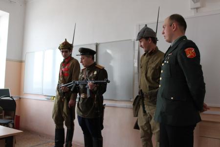 Комсомольцы Севастополя рассказали школьникам о Красной Армии