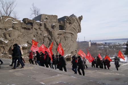 Волгоград. В канун дня Победы в Сталинградской битве коммунисты и комсомольцы проводят памятные акции