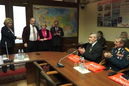 Г.А. Зюганов наградил памятными медалями группу ветеранов военной службы
