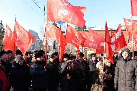 Новосибирские коммунисты прошли по Красному проспекту 23 февраля