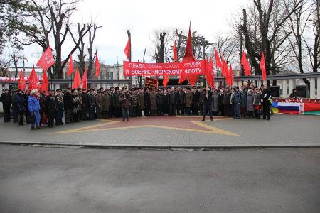 Республика Крым. Коммунисты шествием и митингом отметили День Советской Армии и Военно-Морского Флота