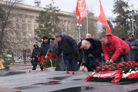 В преддверии Дня Советской армии и Военно-Морского флота сталинградские коммунисты и сторонники партии провели митинг и возложили цветы к Вечному огню на Аллее Героев