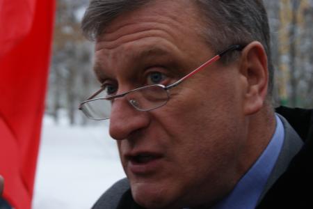 Кировские коммунисты провели акцию протеста у входа в Заксобрание