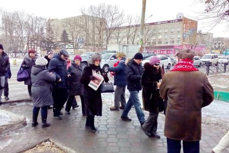 Приморский край. Пикетом против повышения тарифов на услуги ЖКХ коммунисты города Артема дали старт масштабным мероприятиям в честь 100-летия Великого Октября