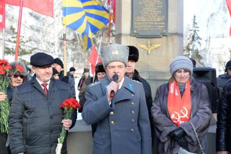 Новосибирские коммунисты прошли по Красному проспекту 23 февраля