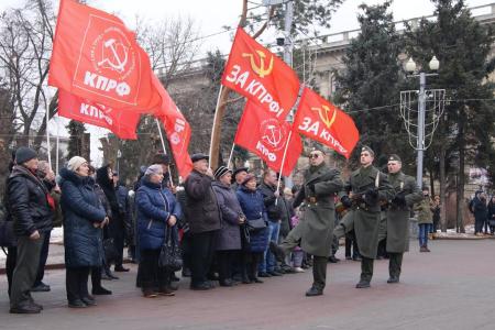 В преддверии Дня Советской армии и Военно-Морского флота сталинградские коммунисты и сторонники партии провели митинг и возложили цветы к Вечному огню на Аллее Героев