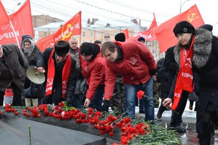 Рязанские коммунисты провели акции у Вечного Огня и монумента Победы