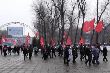 Саратовские коммунисты и комсомольцы демонстрацией отметили День Советской Армии и Военно-Морского Флота 