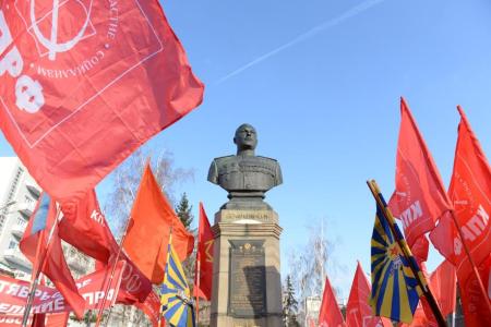Новосибирские коммунисты прошли по Красному проспекту 23 февраля