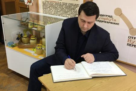 Олег Лебедев посетил Рязанскую область и подарил книги лидера КПРФ "На пасеке у Зюганова" библиотеке НИИ пчеловодства