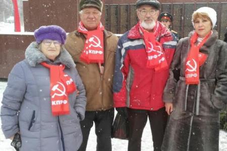 В День Советской Армии и Военно-Морского Флота коммунисты Южно-Сахалинска возложили цветы к вечному огню