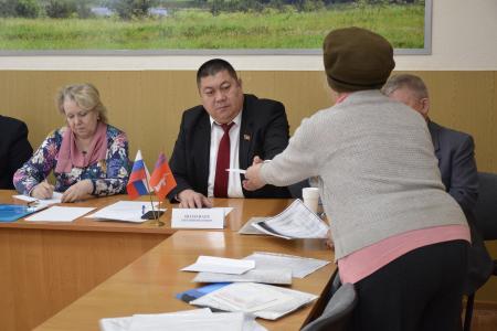 Волгоградская область. Депутат-коммунист Евгений Шаманаев провел прием граждан в городе Новоаннинский