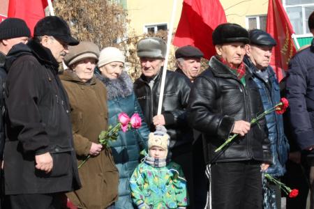 Пензенцы возложили цветы к памятнику Сталину