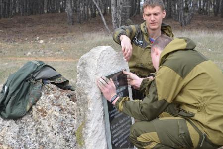 Комсомольцы, поисковики и активная молодёжь Севастополя установили памятную табличку на 851-й батарее
