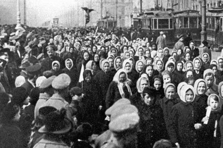 Проект KPRF.RU "Хроника революции". 8 марта 1917 года: бастует уже треть рабочих Петрограда. Демонстранты прорвались на Невский. Царь прибыл в Ставку