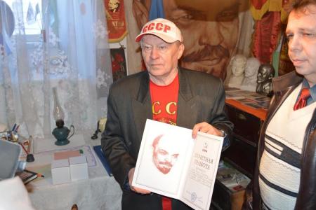 Челябинский областной комитет КПРФ вручил грамоту ЦК КПРФ и копию Знамени Победы уникальному Музею Истории СССР