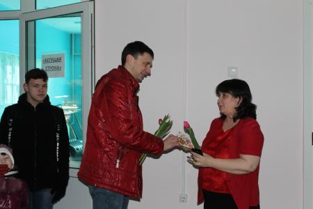 Молодые коммунисты и комсомольцы Ямала поздравили работающих 8 марта женщин 