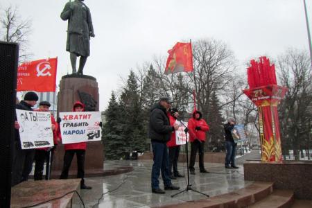 «Хватит грабить народ!». Митинг протеста КПРФ и грузоперевозчиков в Тамбове