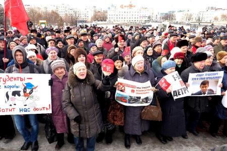 Свердловские коммунисты провели митинг против повышения стоимости проезда в общественном транспорте