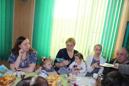 Магаданские коммунисты провели встречу с детьми-инвалидами и их родителями