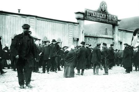 Проект KPRF.RU "Хроника революции". 8 марта 1917 года: бастует уже треть рабочих Петрограда. Демонстранты прорвались на Невский. Царь прибыл в Ставку