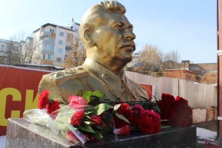 Пензенцы возложили цветы к памятнику Сталину