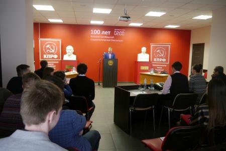 Липецкие студенты при поддержке КПРФ провели деловую игру, посвященную 100-летию Великого Октября