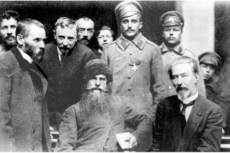 Проект KPRF.RU "Хроника революции". 26 марта 1917 года: Заявлено о необходимости созыва Всероссийского Совета крестьянских депутатов, отменены военно-полевые суды, Ленин говорит о необходимости различать два этапа революции