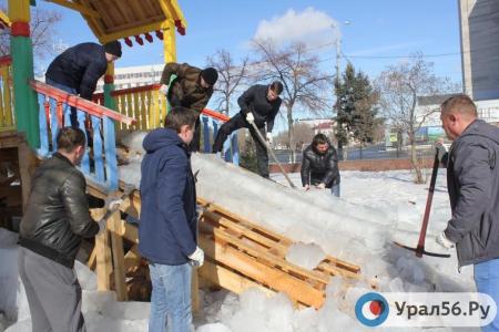 Депутаты-коммунисты в Оренбурге помогли разобрать новогодний ледовый городок, а в Новотроицке проверили комбинат детского питания
