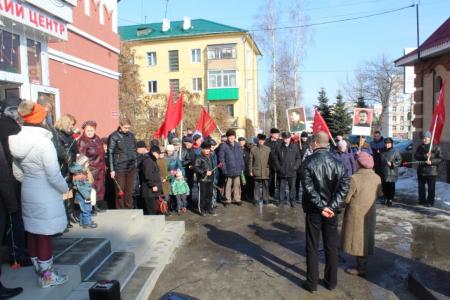 Пензенцы возложили цветы к памятнику Сталину