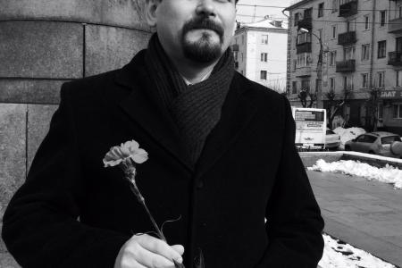 Кировские коммунисты возложили цветы к памятнику Сергею Кирову в День его рождения