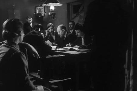 Проект KPRF.RU "Хроника революции". 8 марта 1917 года: бастует уже треть рабочих Петрограда. Демонстранты прорвались на Невский. Царь прибыл в Ставку