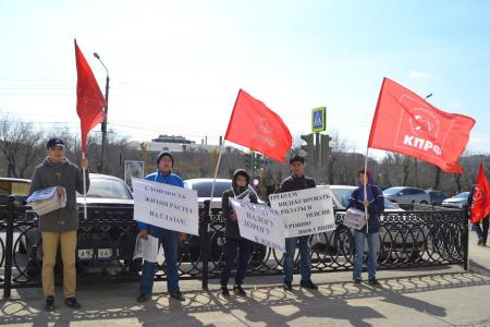 В рамках Всероссийской акции протеста коммунисты провели пикеты в столице Калмыкии