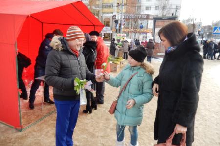 Коммунисты и комсомольцы Республики Коми на оживленных улицах Сыктывкара поздравили женщин с Международным женским днём