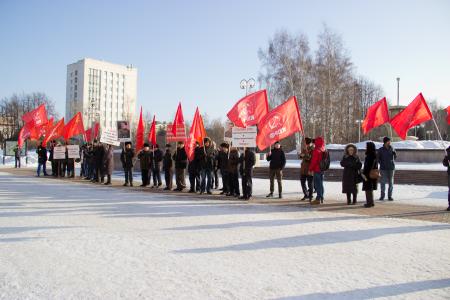 Томские коммунисты провели пикет в память об И. В. Сталине.