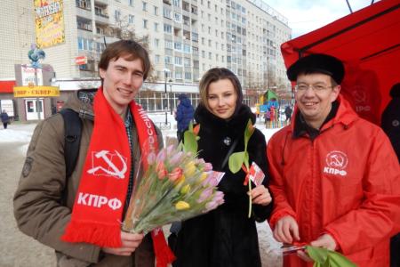 Коммунисты и комсомольцы Республики Коми на оживленных улицах Сыктывкара поздравили женщин с Международным женским днём