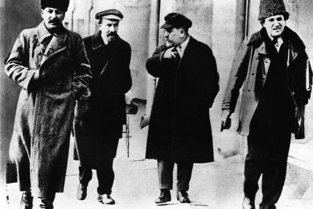 Проект KPRF.RU "Хроника революции". 25 марта 1917 года: В Москве прошла огромная демонстрация рабочих, Временное правительство отменило смертную казнь, В.И. Ленин проявляет потрясающую активность