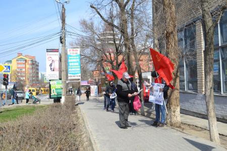 В рамках Всероссийской акции протеста коммунисты провели пикеты в столице Калмыкии