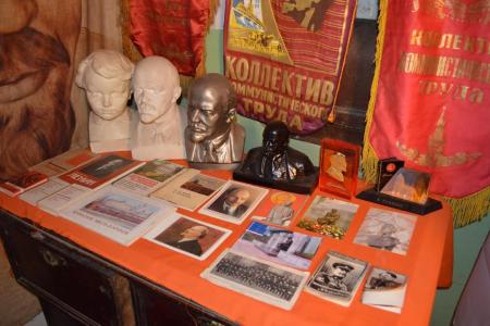 Челябинский областной комитет КПРФ вручил грамоту ЦК КПРФ и копию Знамени Победы уникальному Музею Истории СССР