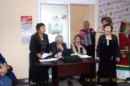 Якутские коммунисты проводят смотр-конкурс патриотической песни среди первичных партийных организаций города Якутска, посвященный 100-летию Великого Октября