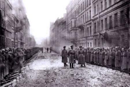 Проект KPRF.RU "Хроника революции". 18 марта 1917 года: Вышел первый номер "Правды", Корнилову дана задача навести порядок в гарнизоне, введены карточки на все продукты