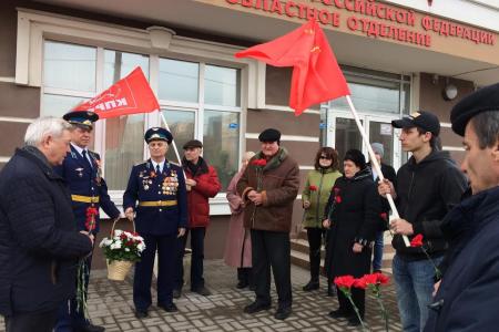 Липецк. Гвоздики товарищу Сталину