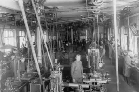 Проект KPRF.RU "Хроника революции". 23 марта 1917 года: В Петрограде введен 8-часовой день, Ленин дает положительную оценку Манифесту о свержении самодержавия