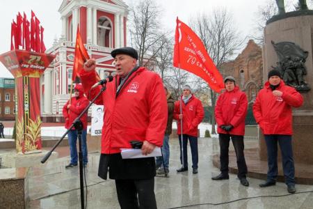 «Хватит грабить народ!». Митинг протеста КПРФ и грузоперевозчиков в Тамбове