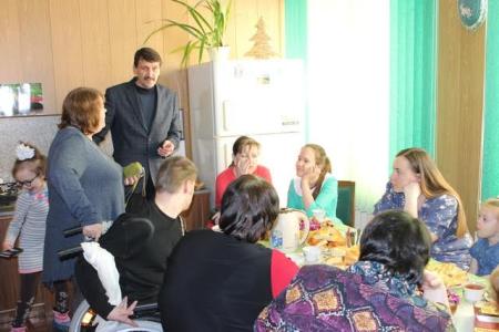 Магаданские коммунисты провели встречу с детьми-инвалидами и их родителями