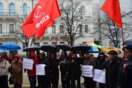 Севастопольские коммунисты на пикете выразили недоверие местным депутатам