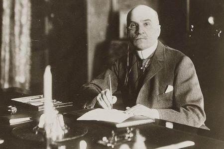 Проект KPRF.RU "Хроника революции". 21 марта 1917 года: Николай Романов отправлен в Царское село под арест, где Корниловым уже арестована Александра Федоровна, В.И.Ленин пишет следующую статью из цикла «Письма из далека»
