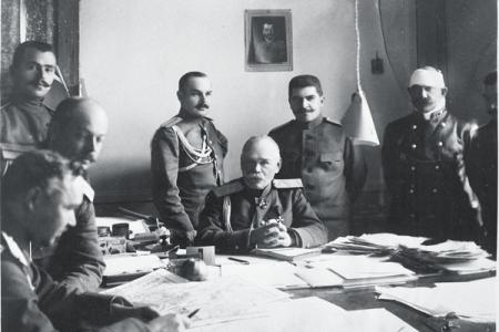 Проект KPRF.RU "Хроника революции". 13 марта 1917 года: В Петрограде сдались последние защитники режима, Петросовет выступил за cоздание Временного революционного правительства, царь пытается добраться до Петрограда