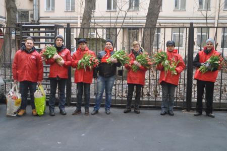 Ленинградские коммунисты и комсомольцы поздравили женщин с 8 марта