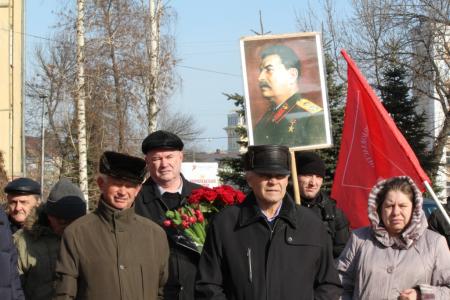 Пензенцы возложили цветы к памятнику Сталину